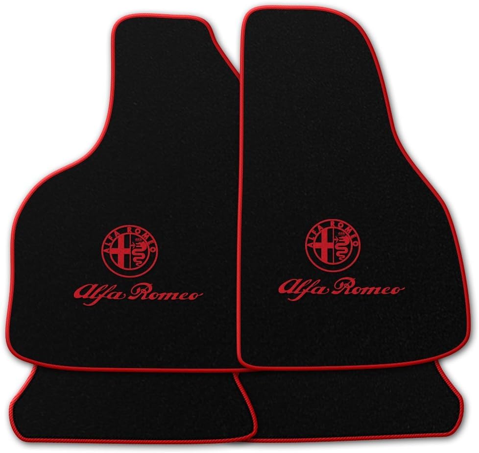Eine Darstellung eines Fussmatten Satz mit rotem Alfa Logo.