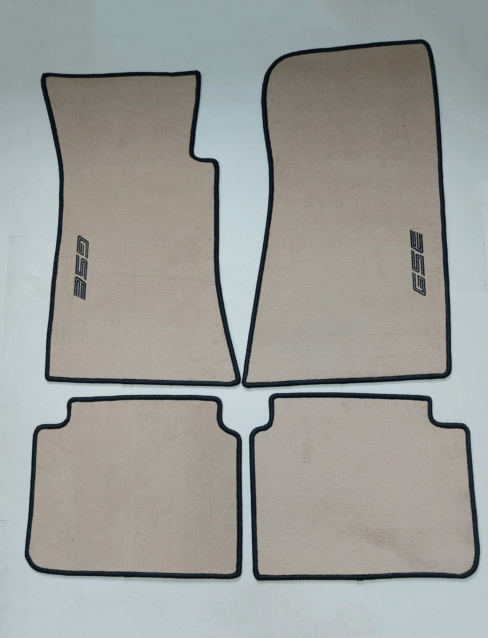 Velours Fußmatten beige mit STICK GSE in schwarz für Opel Monza A 1978-1986 Velours Fußmatten beige mit STICK GSE in schwarz für Opel Monza A 1978-1986