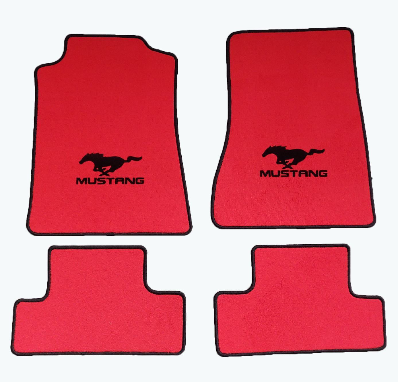 rote Velours Fußmatten für Ford Mustang 5 2005-2012 mit Druck Mustang+Pony +Rand in schwarz rote Velours Fußmatten für Ford Mustang 5 2005-2012 mit Druck Mustang+Pony +Rand in schwarz