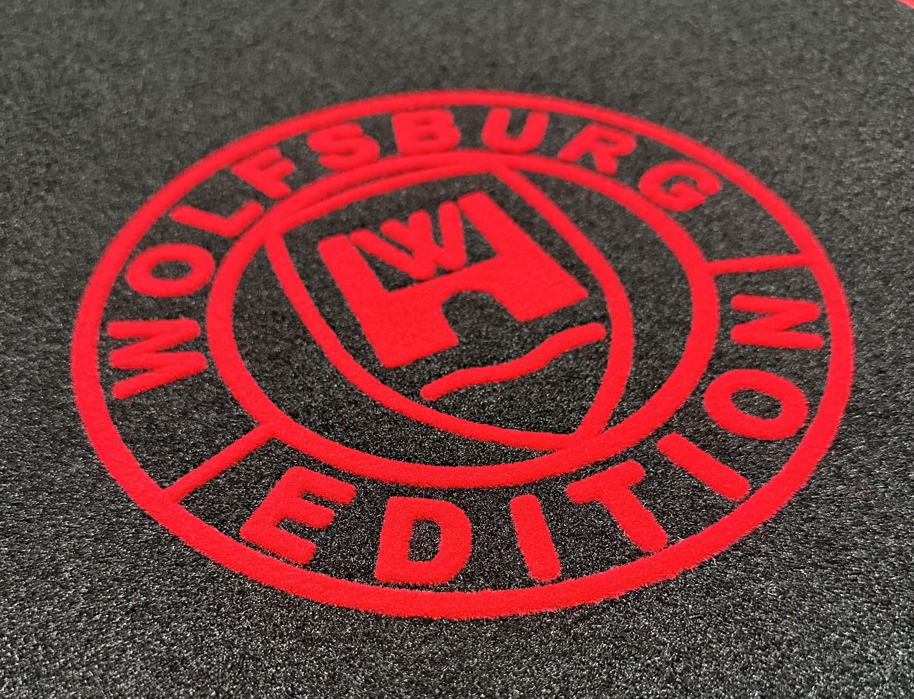 WOB Logo in rot Das Wolfsburg Edition logo auf schwarzem Teppich in rot.
