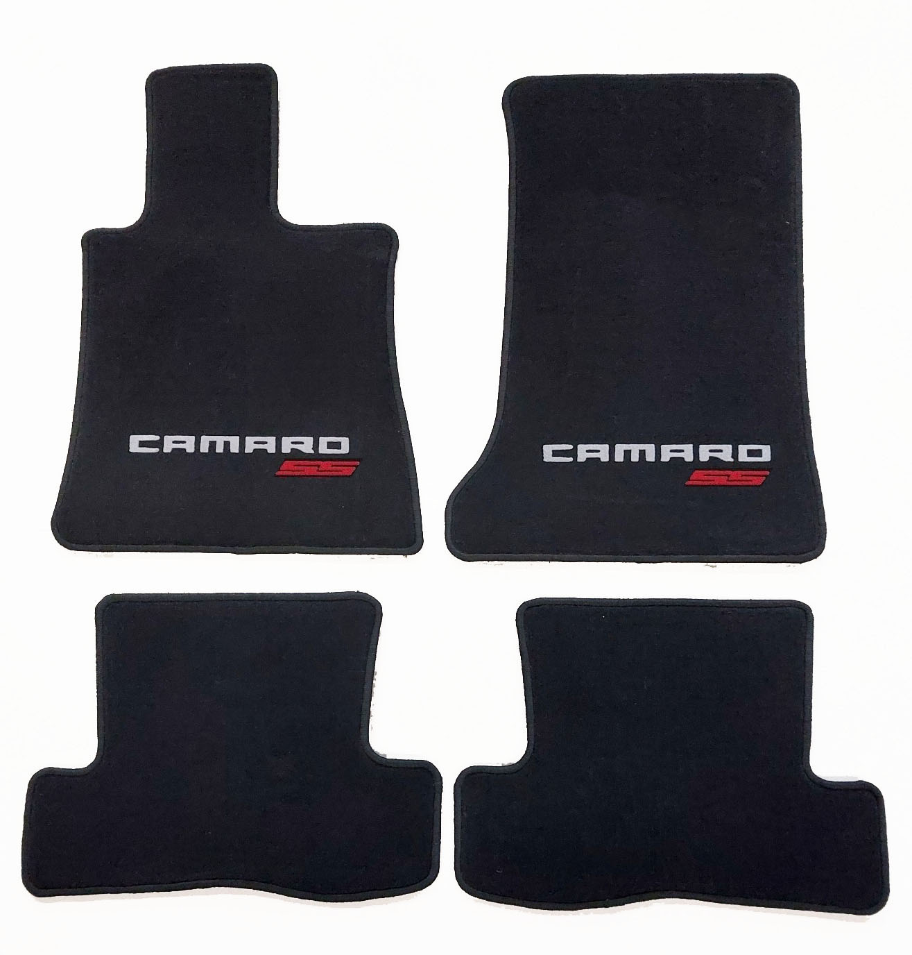 4 Fussmatten für einen Camasro ab 2016 mit SS Logo in weiss-rot.