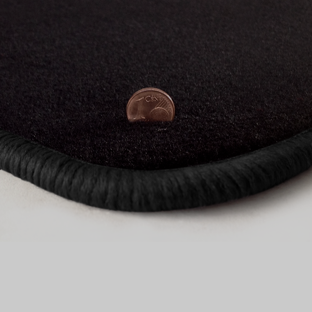 Eine Ecke als Beispiel einer Fussmatte Velours schwarz mit Rand in schwarz.