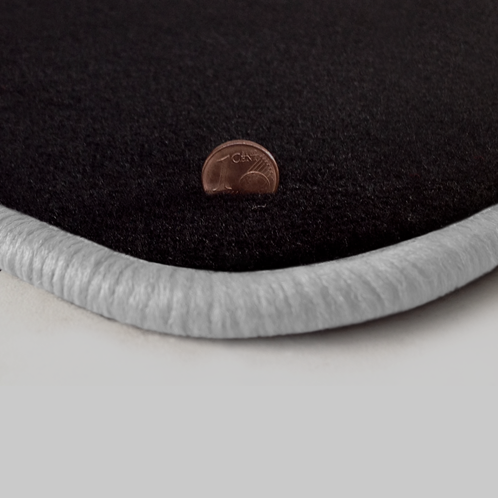 Eine Ecke als Beispiel einer Fussmatte Velours schwarz mit Rand in weiss.