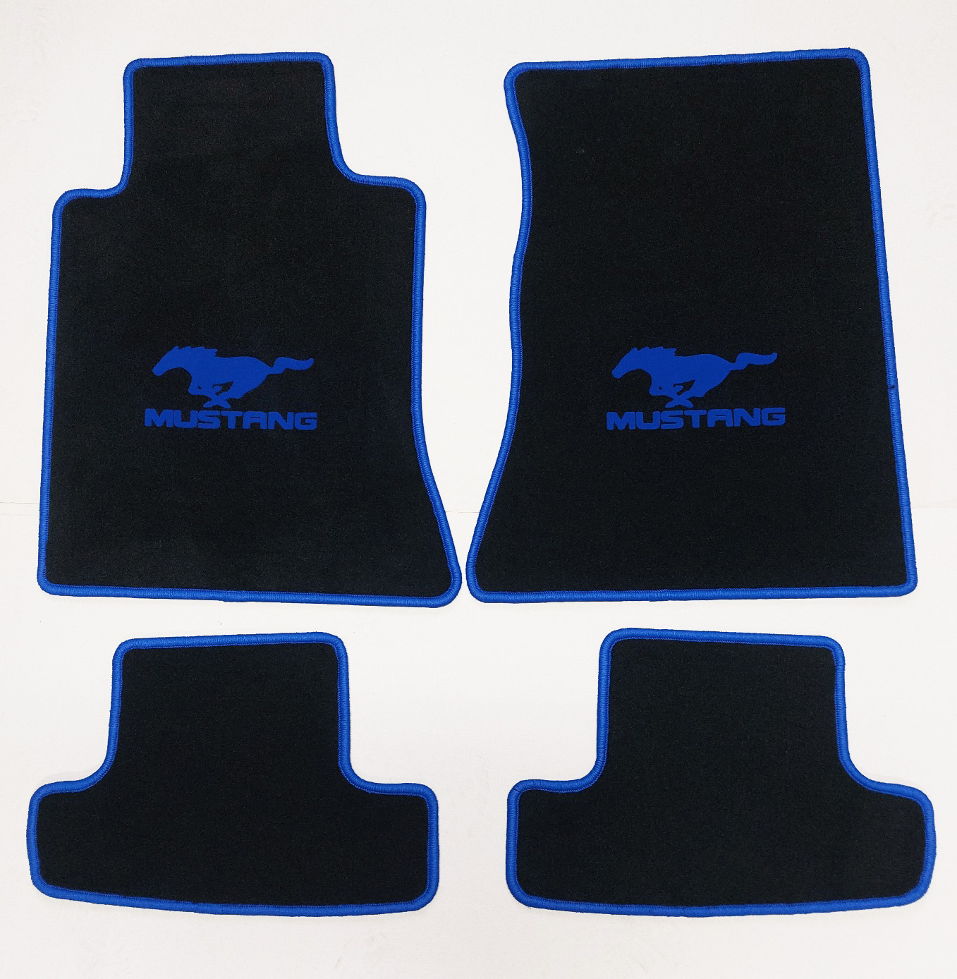für Ford Mustang 6 2015-2023 Velours Fußmatten mit Druck Mustang+Pony + Rand in blau für Ford Mustang 6 2015-2023 Velours Fußmatten mit Druck Mustang+Pony + Rand in blau