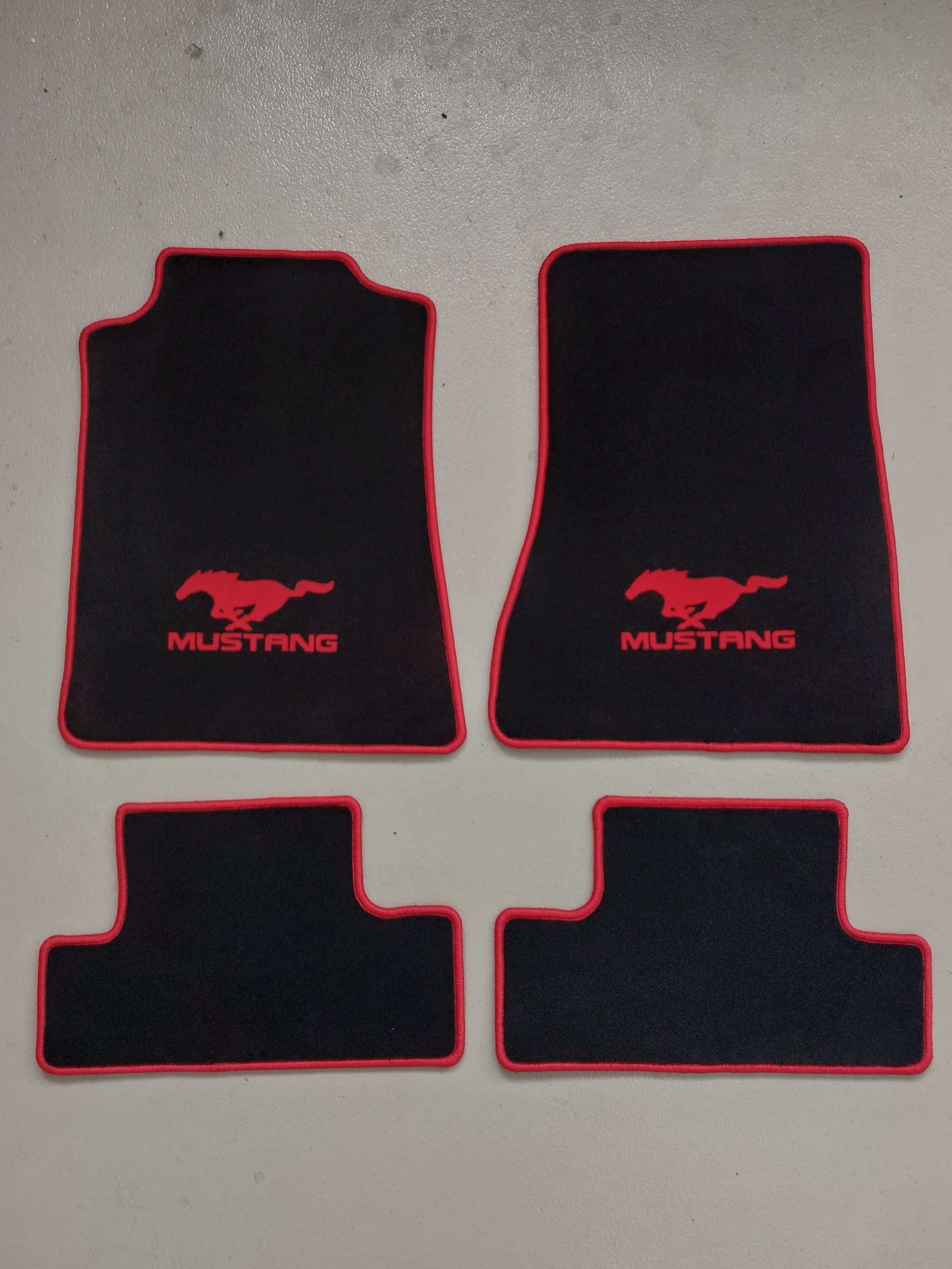 für Ford Mustang 5 2005-2012 Velours Fußmatten mit Druck Mustang+Pony + Rand in rot für Ford Mustang 5 2005-2012 Velours Fußmatten mit Druck Mustang+Pony + Rand in rot