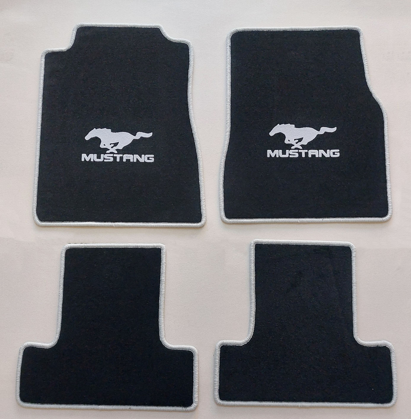 Velours Fußmatten für Ford Mustang Cabrio 2013-2014 mit Druck Mustang+Pony+Rand in silbergrau Velours Fußmatten für Ford Mustang Cabrio 2013-2014 mit Druck Mustang+Pony+Rand in silbergrau