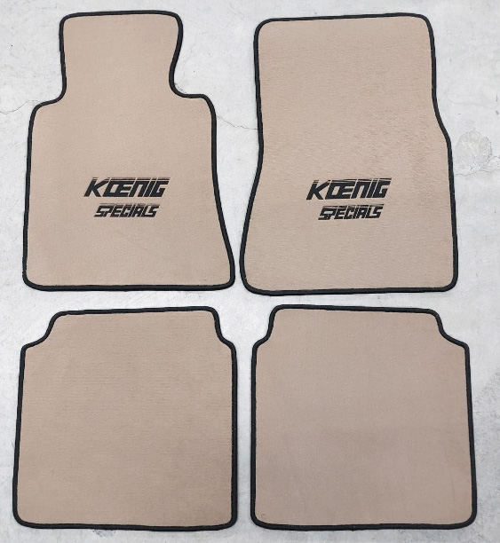 Beige Fussmatten mit bestickung Koenig-Specials in schwarz.