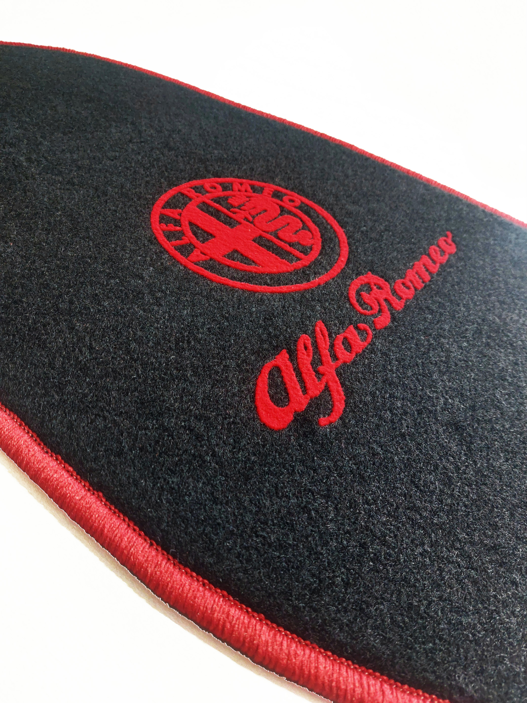 Eine seitliche Aufnahme einer Alfa Matte mit rotem Logo.