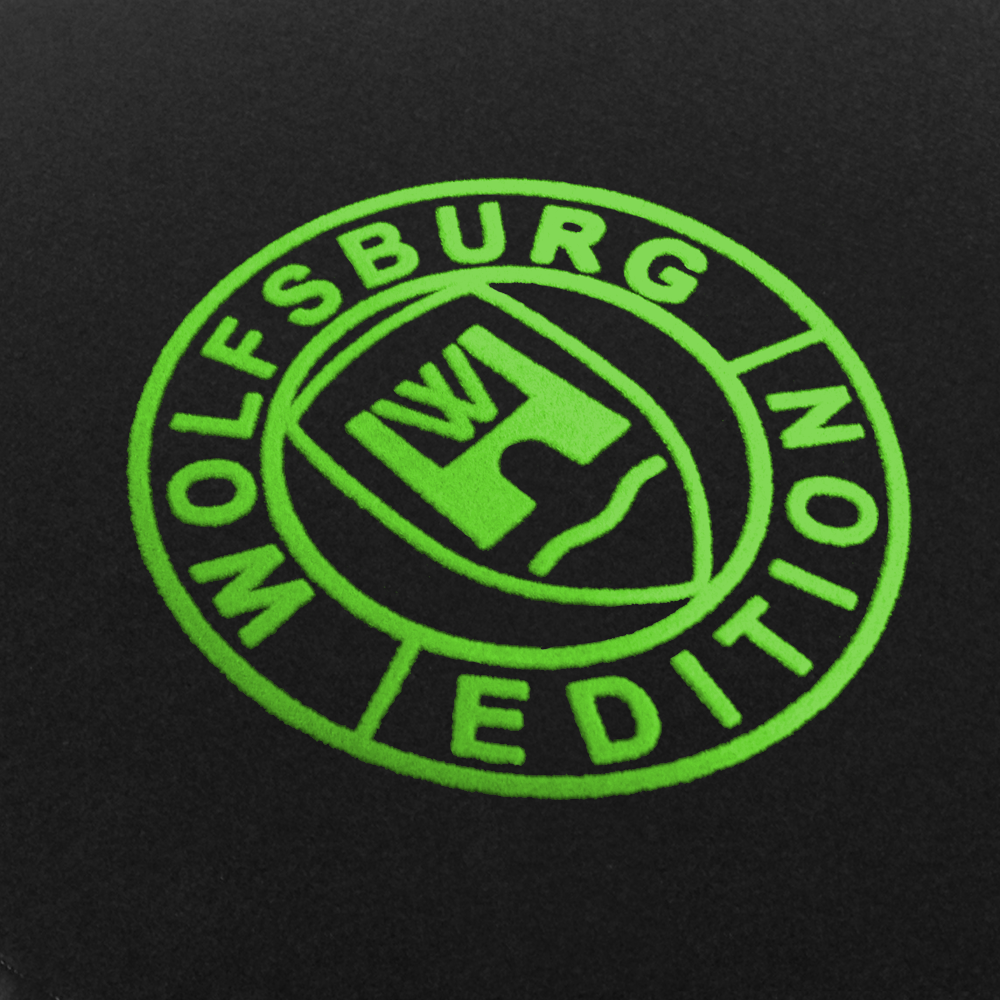 Das Wolfsburg Editions Logo auf einem schwarzen Teppich und das Logo ist in kawagruen.