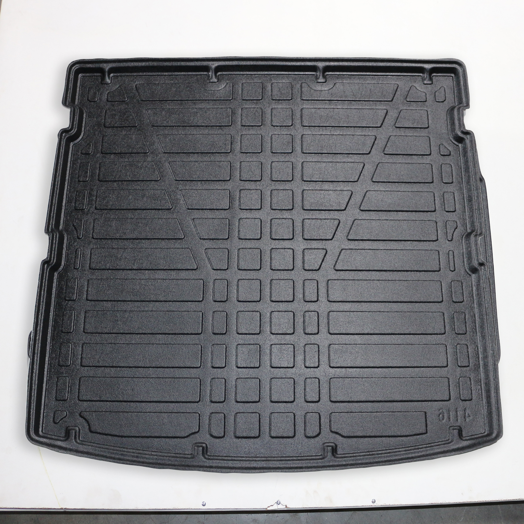 Frontaufnahme einer Kofferraumwanne für Seat Tarraco.