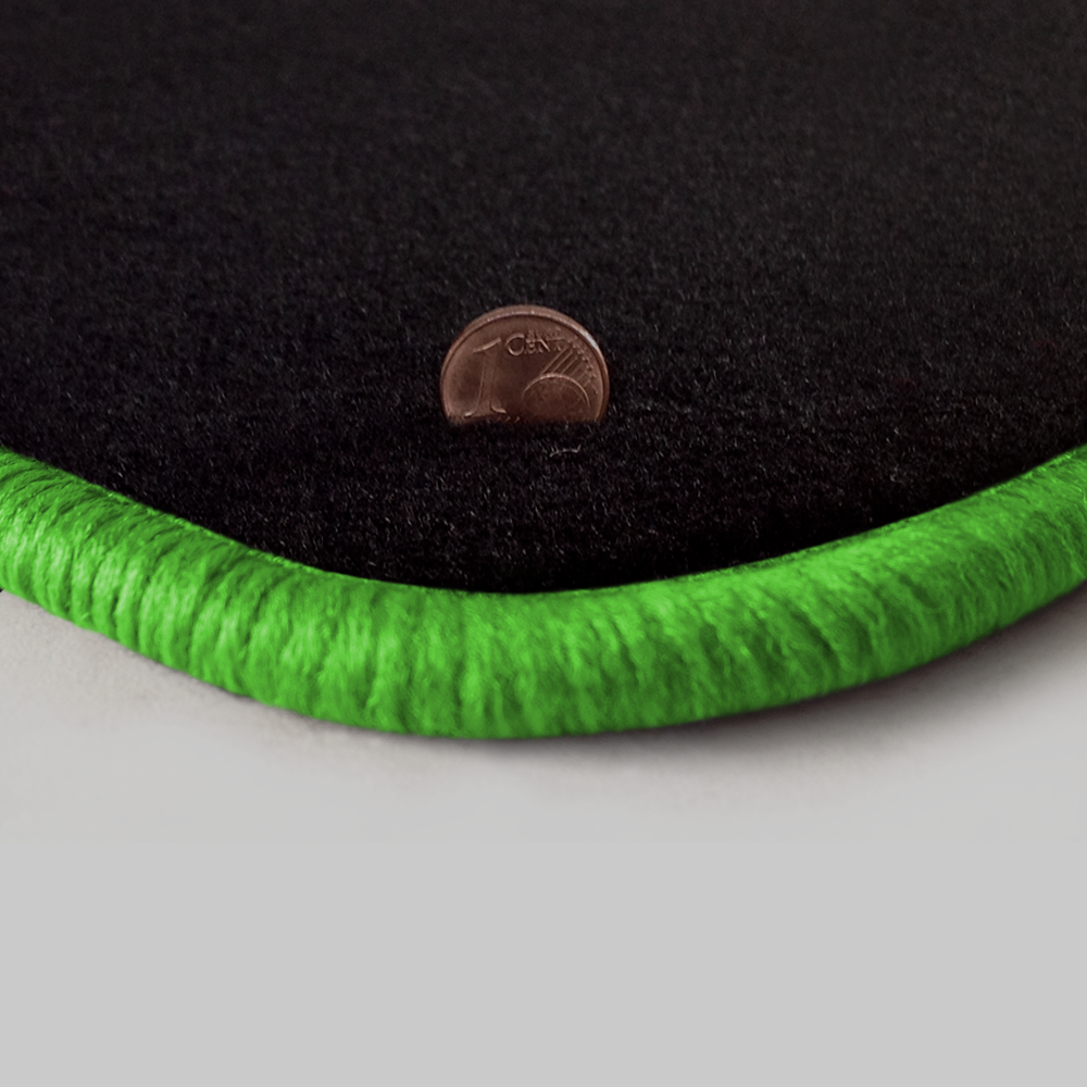 Eine Ecke als Beispiel einer Fussmatte Velours schwarz mit Rand in kawagruen.