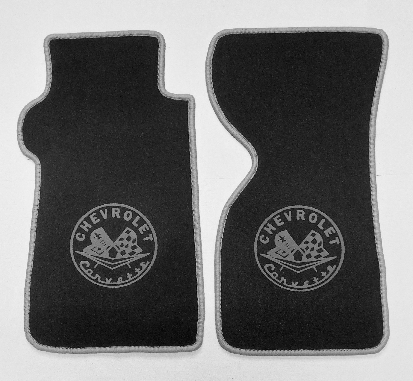 Velours Fußmatten mit Druck Corvette-Logo grau für Chevrolet Corvette C3 Automatik 1967-1982 Velours Fußmatten mit Druck Corvette-Logo grau für Chevrolet Corvette C3 Automatik 1967-1982