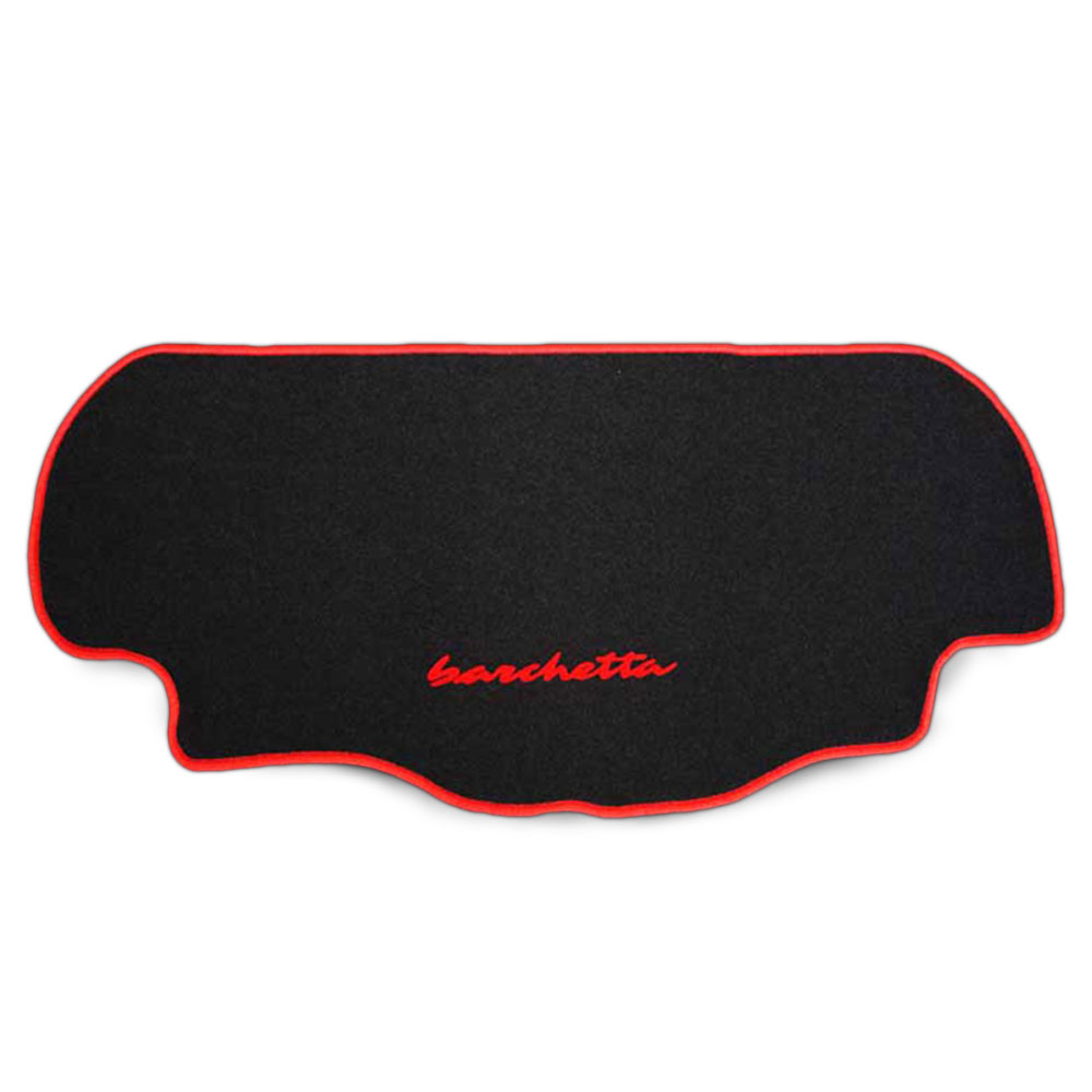 Schwarze Kofferraummatte mit Rand und Logo rot Eine Kofferraummatte für einen Fiat Barchetta mit Logo in rot.