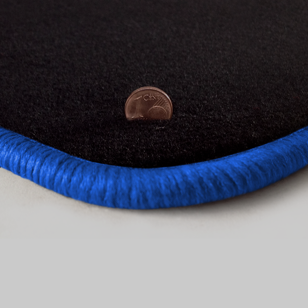 Eine Ecke als Beispiel einer Fussmatte Velours schwarz mit Rand in royalblau.