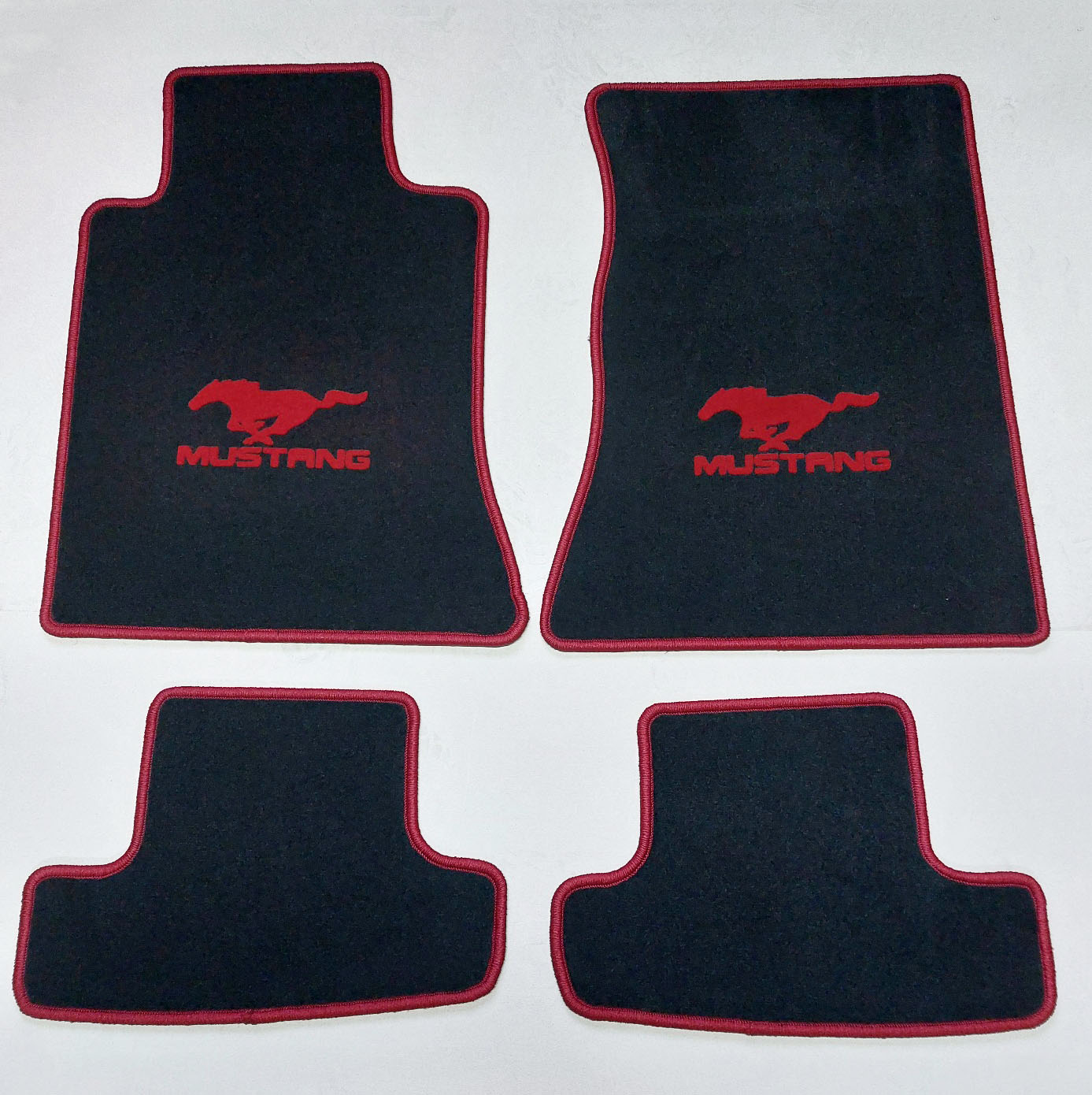 Velours Fußmatten für Ford Mustang 6 Coupe + Cabrio 2015-2023 mit Druck Mustang+Pony in rot Velours Fußmatten für Ford Mustang 6 Coupe + Cabrio 2015-2023 mit Druck Mustang+Pony in rot