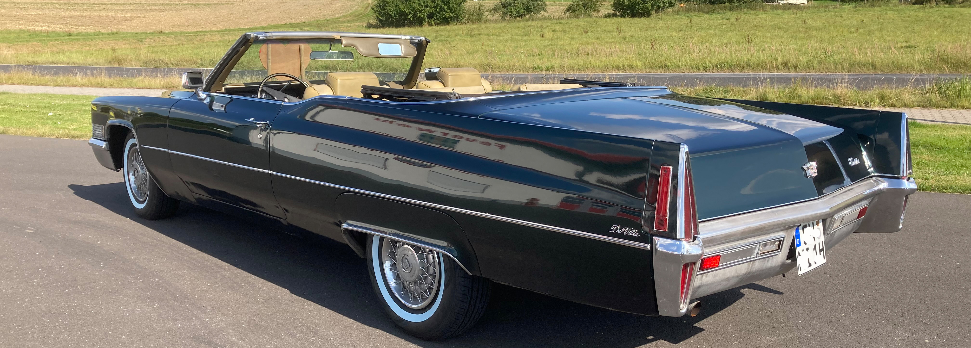 Ein Cadillac De Ville Cabriolet von 1970 seitlich von hinten.