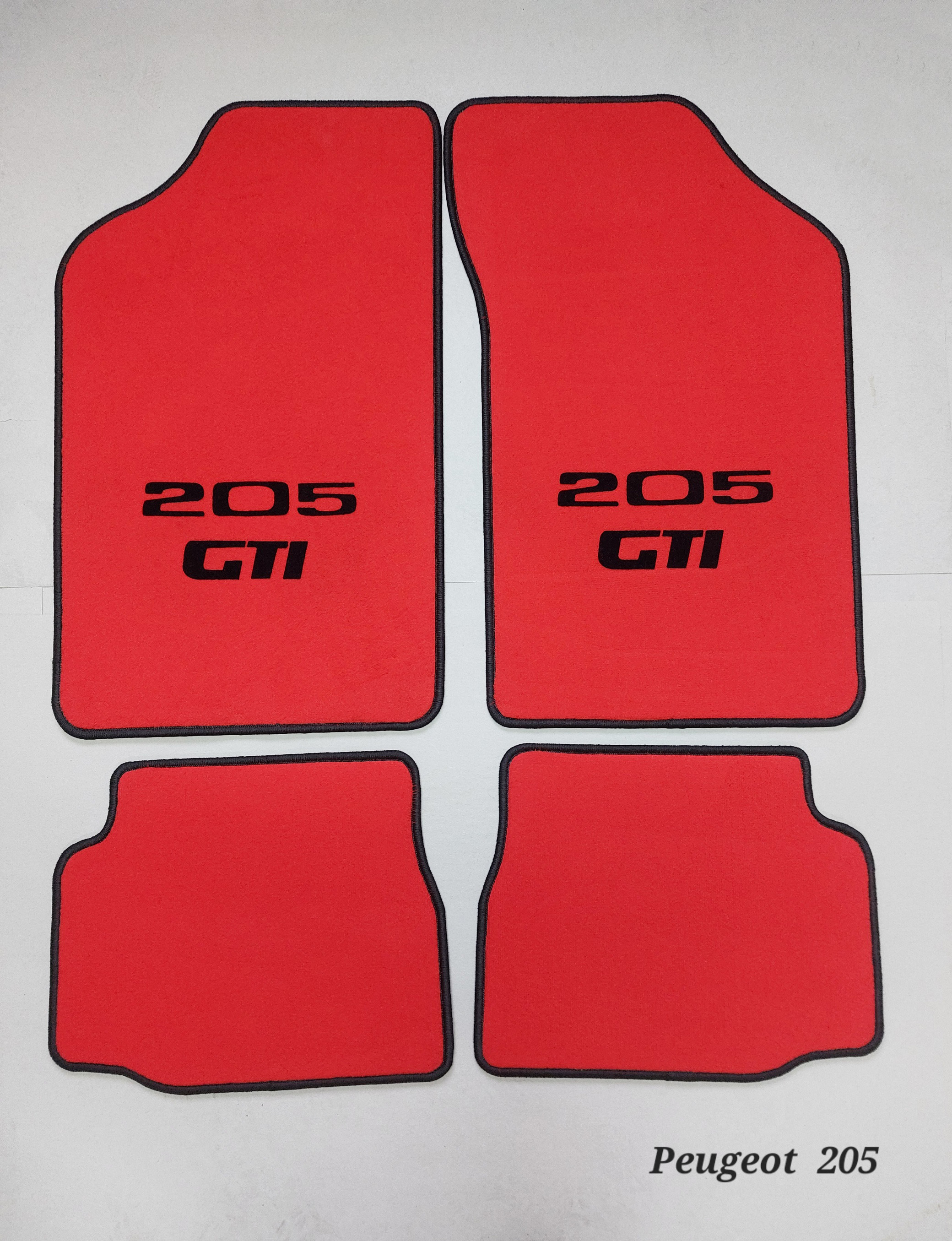 Frontaufnahme Fussmatten Peugeot 205 GTi Rot mit Logo schwarz 4 teiliges Fussmatten Set in Velours rpt fuer Peugeot 205 GTI Logo schwarz.