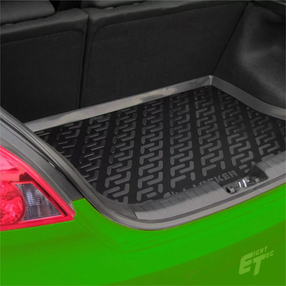 Eine Locker Kofferraumwanne in einem gruenen Auto liegend.