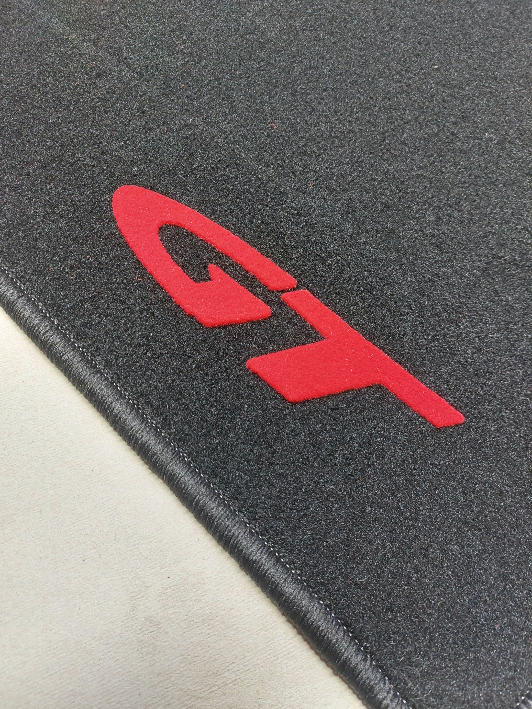 schwarze Velours Fußmatten mit Druck GT seitlich in rot Rand schwarz für Opel GT von 2007-2009 mit Halter schwarze Velours Fußmatten mit Druck GT seitlich in rot Rand schwarz für Opel GT von 2007-2009 mit Halter